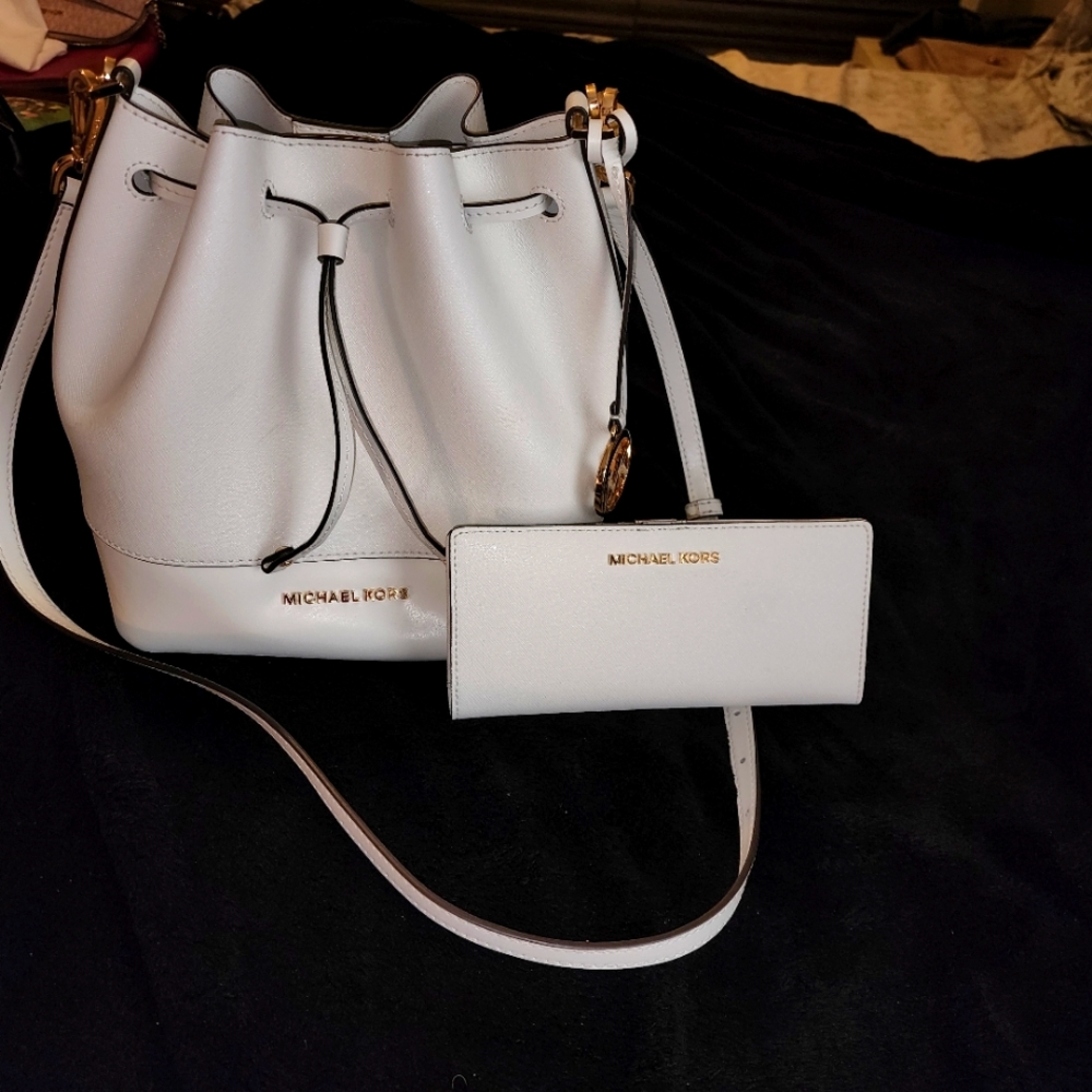 Michael Kors bucket crossbody purse white with matching wallet